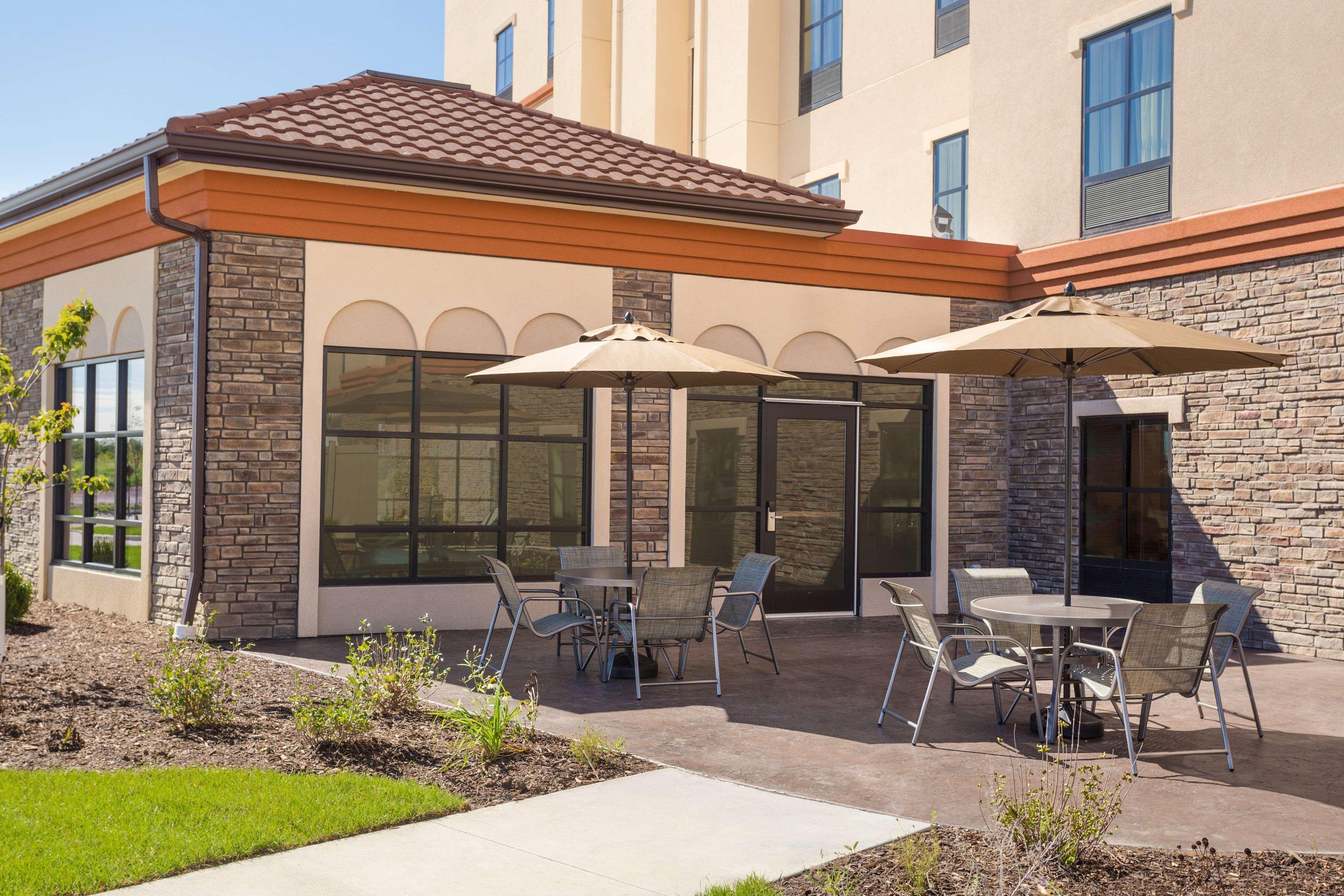 Hampton Inn & Suites West Des Moines Mill Civic Exterior photo